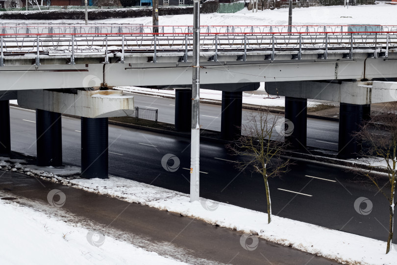 Скачать Дорога в большом городе в снегу и мост фотосток Ozero