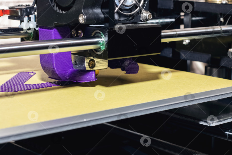 Скачать Процесс печати с пластика на 3D-принтере фотосток Ozero