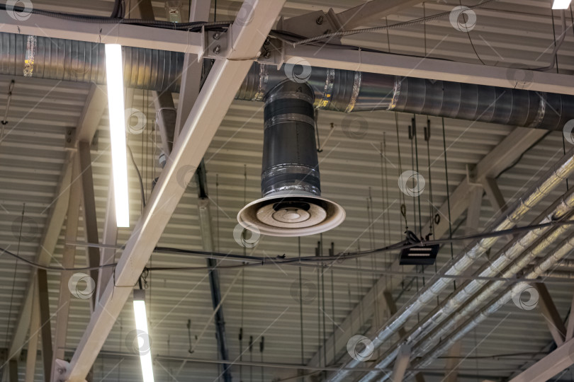 Скачать Электрическая промышленная вытяжка на металлическом потолке фотосток Ozero