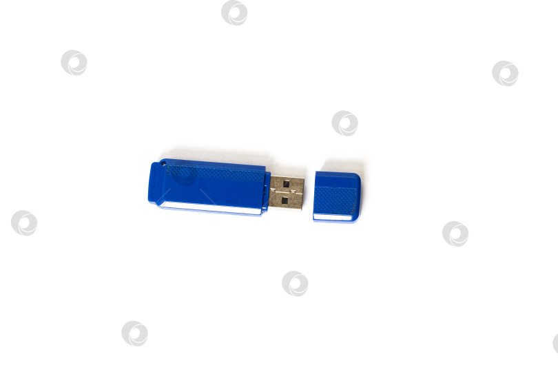 Скачать Синяя usb-флешка, выделенная на белом фоне фотосток Ozero