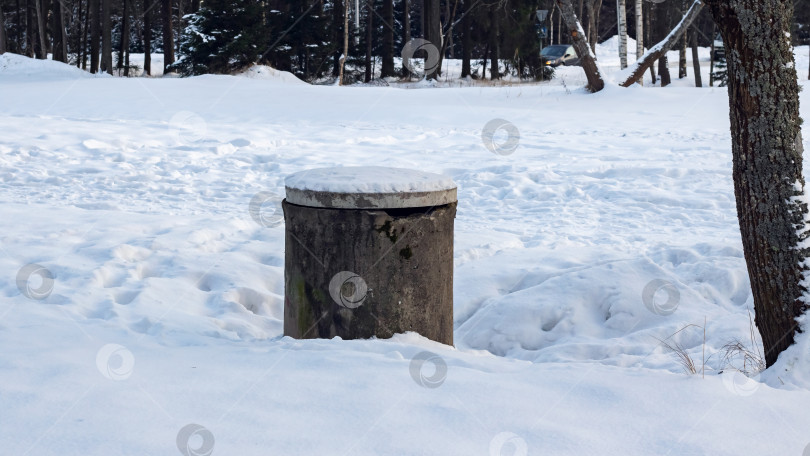 Скачать Старый колодец на зимнем лугу в лесу фотосток Ozero