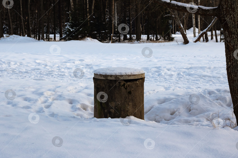 Скачать Старый колодец на зимнем лугу в лесу фотосток Ozero