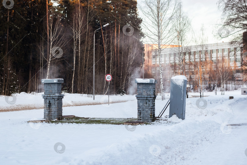 Скачать Металлические здания и пар зимой фотосток Ozero