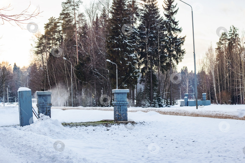 Скачать Металлические здания и пар зимой фотосток Ozero