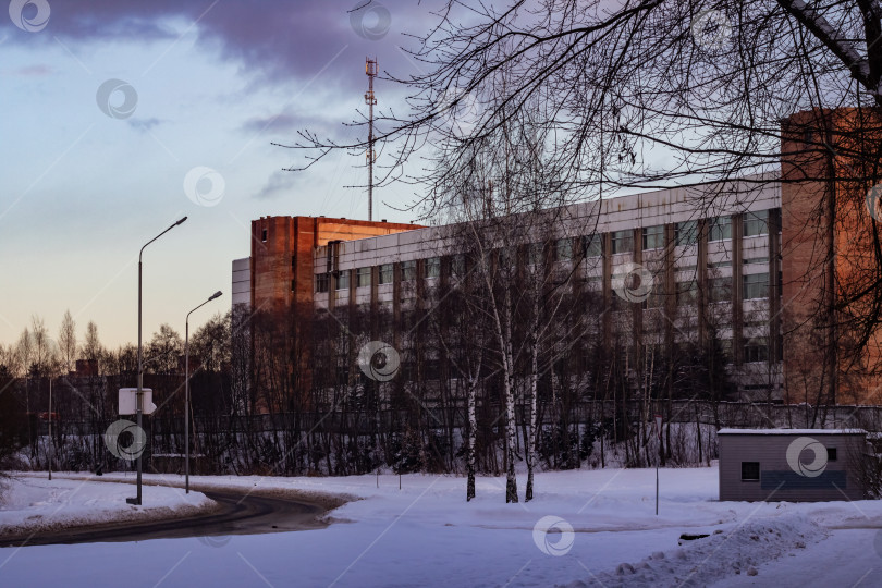 Скачать Старое промышленное здание на закате зимой фотосток Ozero