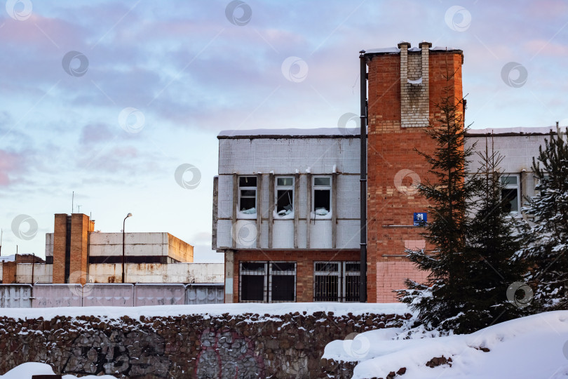 Скачать Старое промышленное здание на закате зимой фотосток Ozero