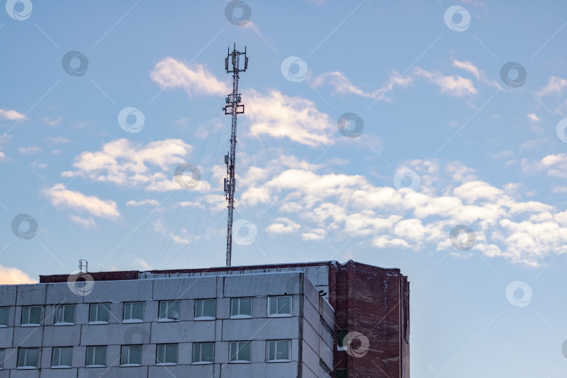 Скачать Антенна связи на крыше многоэтажного здания фотосток Ozero