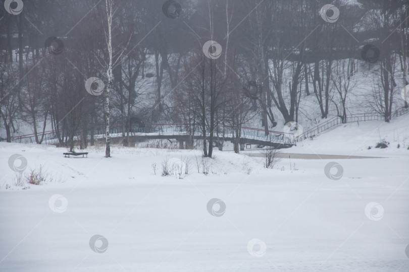 Скачать Вид на реку под снегом зимой фотосток Ozero