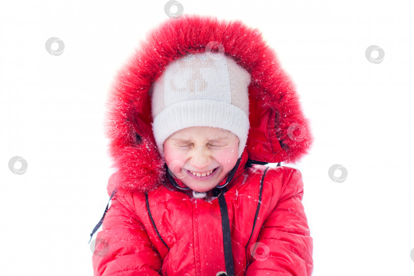 Скачать Ребенок зимой. Счастливая девушка на снегу. белый фон фотосток Ozero