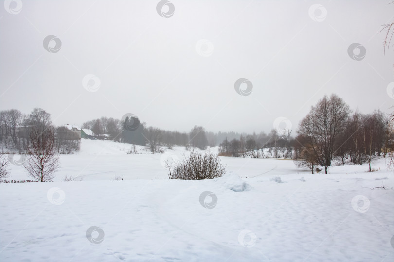 Скачать Вид на реку под снегом зимой фотосток Ozero