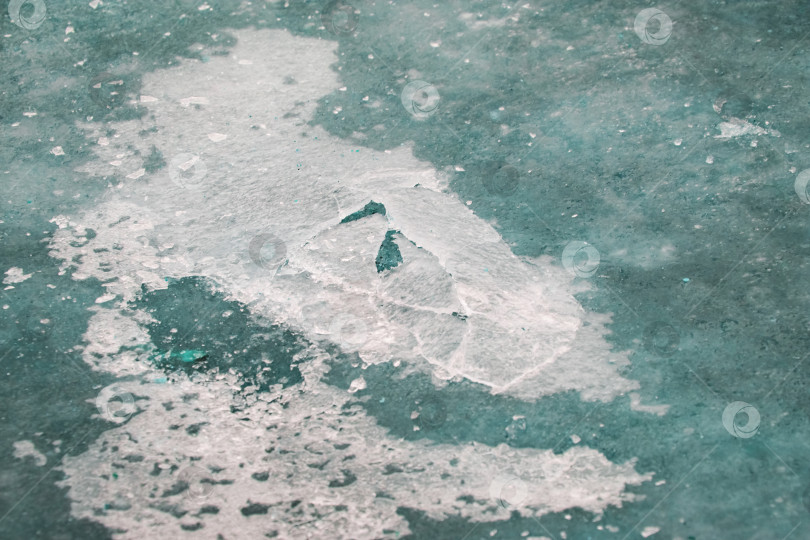 Скачать Потрескавшийся и разбитый лед на воде крупным планом фотосток Ozero