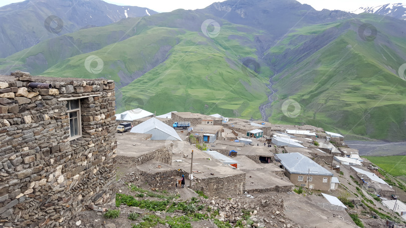 Скачать Вид на крыши домов в горном селе Хыналыг, Азербайджан фотосток Ozero