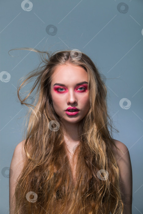 Скачать Портрет красивой девушки с развевающимися волосами фотосток Ozero