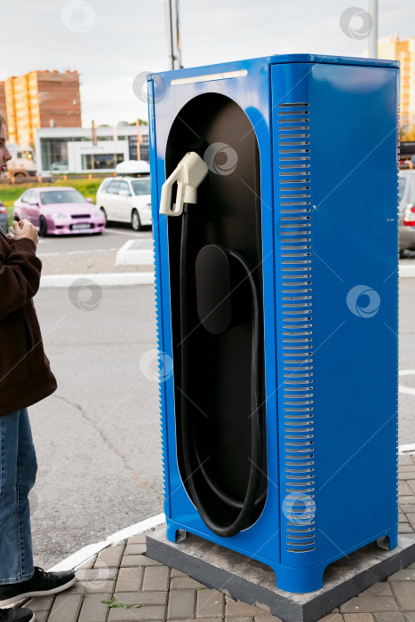 Скачать Зарядная станция EV для электромобиля в концепции зеленой энергии и эко-энергии, производимой из экологически чистого источника для подачи на зарядную станцию с целью снижения выбросов CO2. фотосток Ozero