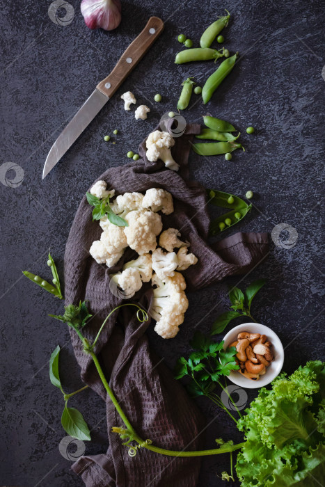 Скачать Cauliflower with vegetables and spices on a dark wood background фотосток Ozero