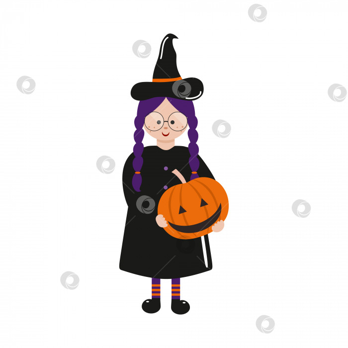 Скачать Забавная маленькая девочка в костюме ведьмы и шляпе держит в руках страшную тыкву на Хэллоуин. Праздник призраков и вампиров. Забавная векторная иллюстрация из детского мультфильма. Рисунок для приглашения фотосток Ozero