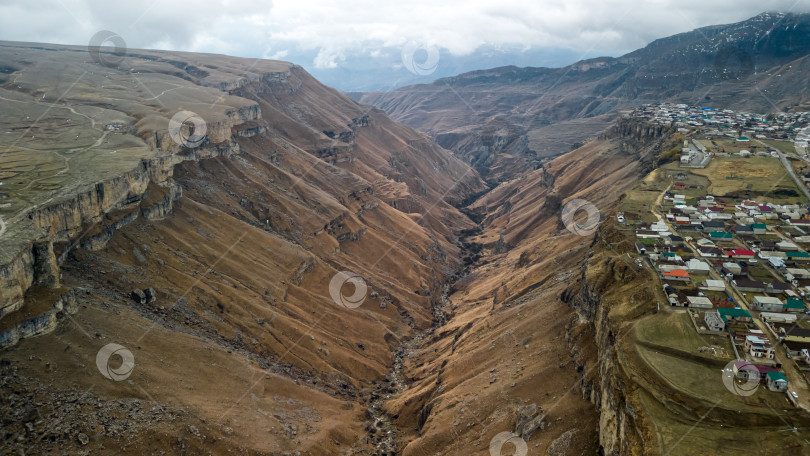 Скачать Ущелье в Дагестане. На правом краю небольшой поселок фотосток Ozero