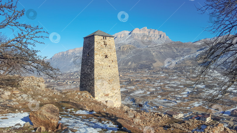 Скачать Древние башни и горы. Зима в Кабардино-Балкарии, Россия фотосток Ozero