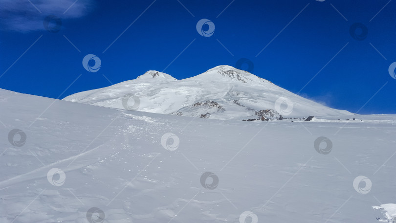 Скачать Заснеженные вершины горы Эльбрус. КБР, Россия фотосток Ozero