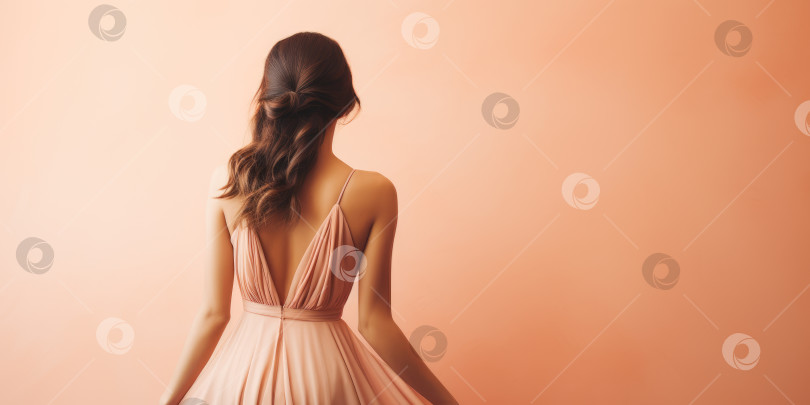 Скачать Поколение искусственного интеллекта. Молодая женщина в длинном платье на персиковом фоне. Вид сзади. Модное фото с цветом года. фотосток Ozero