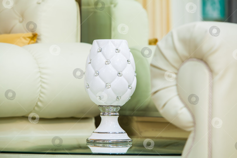 Скачать Белый диван и стеклянный столик с вазой. Горизонтальный снимок. фотосток Ozero