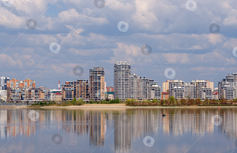 Скачать широкая река с отражением голубого неба с облаками и городом на горизонте фотосток Ozero