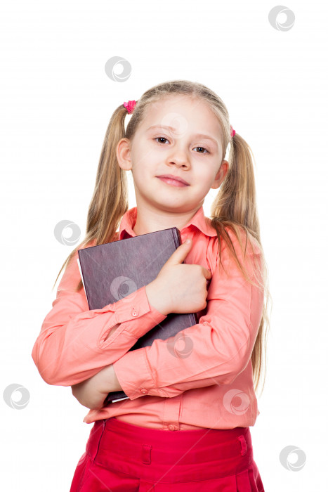 Скачать Маленькая девочка держит в руках большую книгу. Изолированный на белом фоне фотосток Ozero