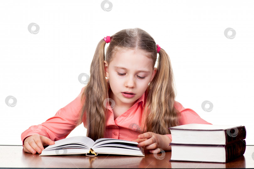 Скачать Ребенок с книгой на белом фоне фотосток Ozero