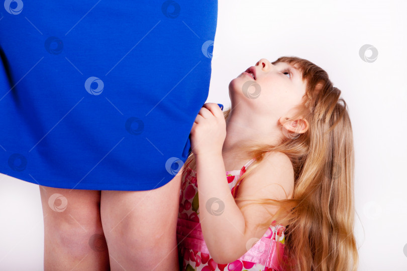 Скачать Очаровательная маленькая девочка обнимает свою маму, белый фон фотосток Ozero