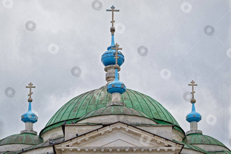 Скачать Купол старого Храма и православные кресты в городе Старица. фотосток Ozero