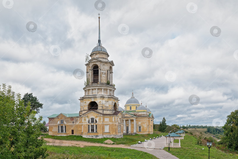 Скачать Город Старица. Старинная Спасская церковь. фотосток Ozero