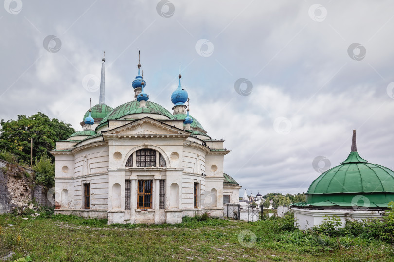 Скачать Фасад  Пятницкой церкви в городе Старица. и купол Александро-Невской часовни. фотосток Ozero