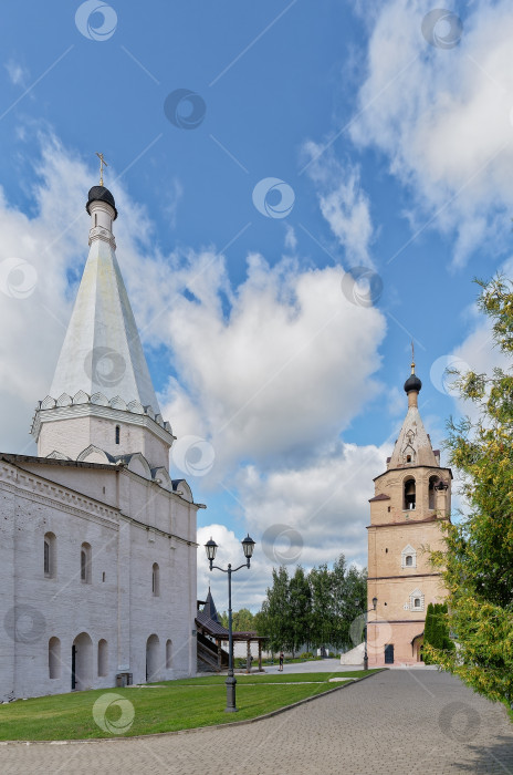 Скачать Старицкий мужской монастырь. Фрагмент строения Церкови Введения во храм Пресвятой Богородицы и колокольня вдали. фотосток Ozero