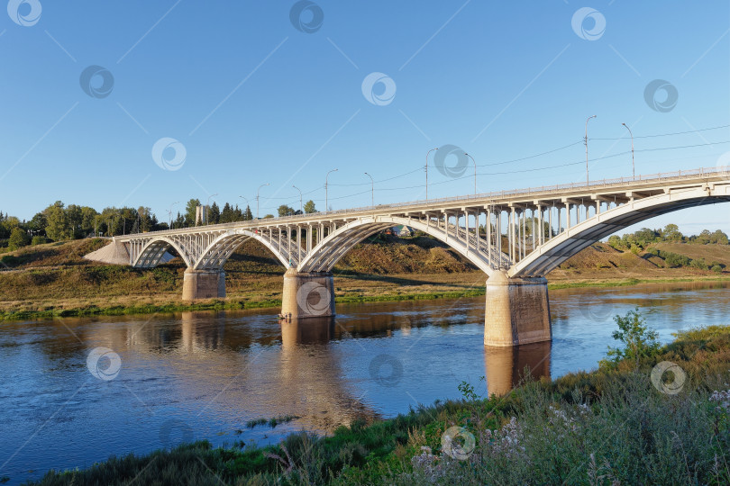 Скачать Автомобильный мост через Волгу в городе Старица. фотосток Ozero