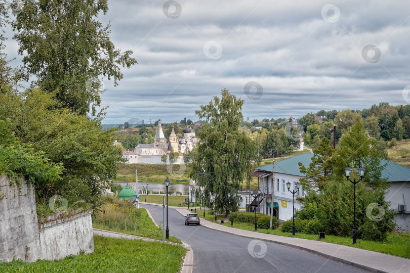 Скачать Город Старица. Старая улочка со спуском к Волге. фотосток Ozero