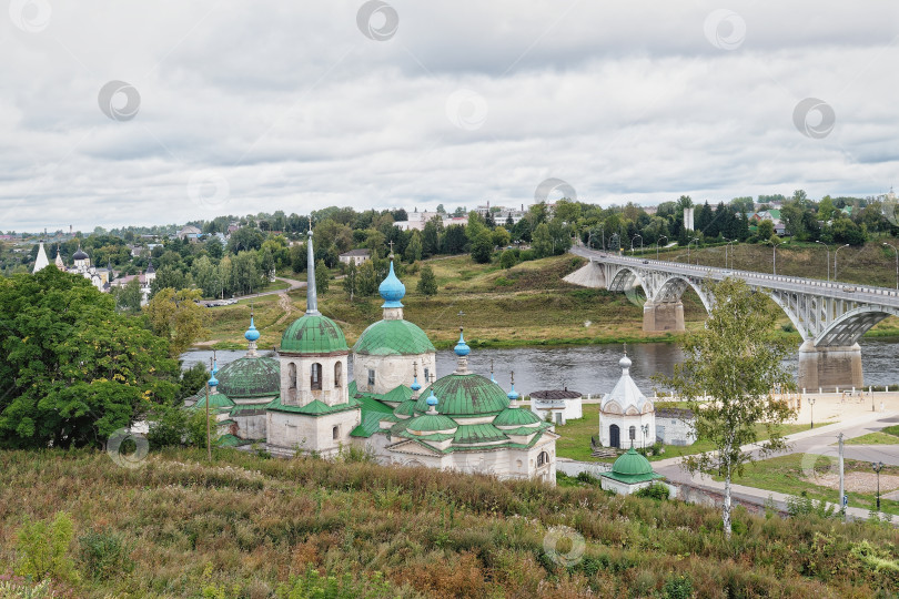 Скачать Город Старица. Вид с городища на Пятницкую церковь и мост через реку Волга. фотосток Ozero