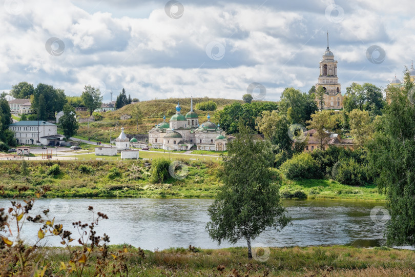 Скачать Город Старица. Вид через Волгу на старинные церкви и храмы. фотосток Ozero