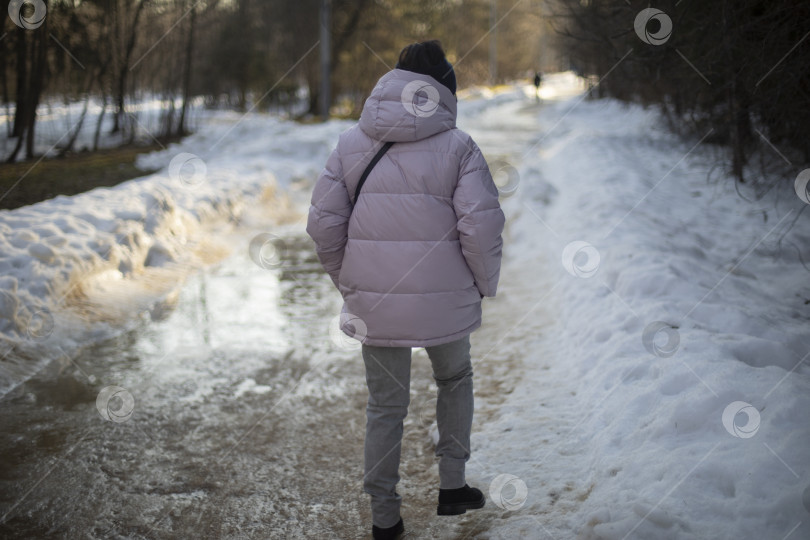 Скачать Девочка обходит лужу. Зима в парке. фотосток Ozero