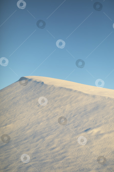Скачать Заснеженный склон. Гора зимой. Вершина заснеженной горы на фоне неба. Красота природы. фотосток Ozero