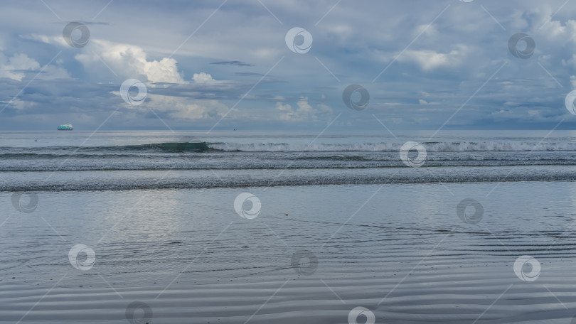 Скачать Бесконечный бирюзовый океан под голубым небом с облаками. фотосток Ozero