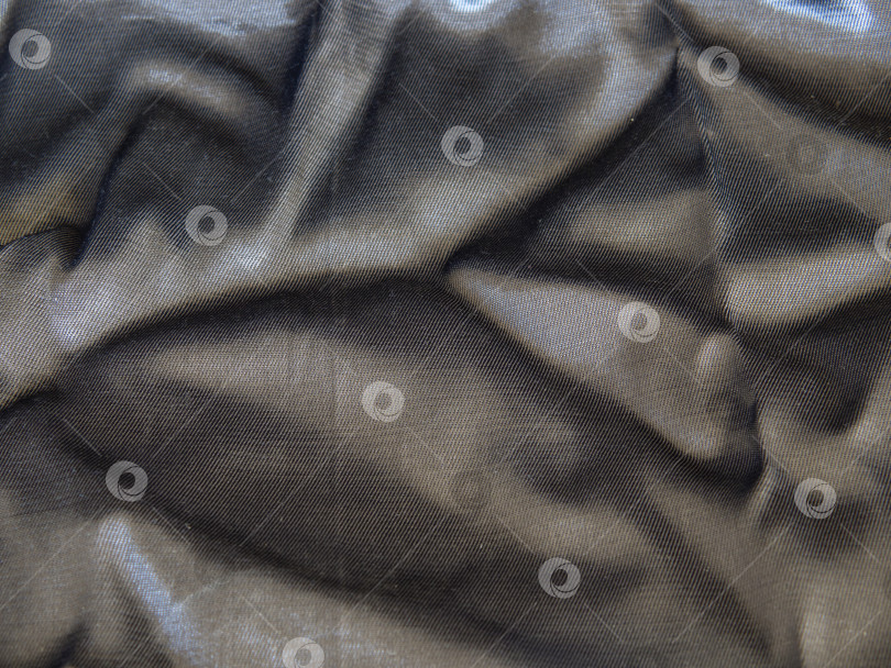 Скачать Фоновая текстура черной ткани. Абстрактный серый шелковый фон, ткань, покрытая волнами фотосток Ozero