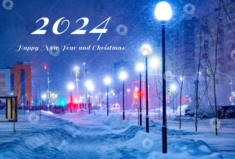 Скачать Фонарный столб в выборочном фокусе во время снежной бури освещает аллею зимним вечером. Поздравительная открытка с Новым 2024 годом. фотосток Ozero
