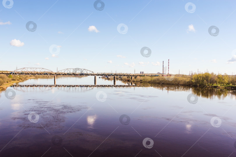 Скачать Поезд на железнодорожном мосту через реку. фотосток Ozero