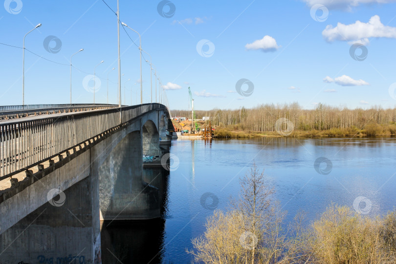 Скачать Начало строительства нового моста через реку. фотосток Ozero