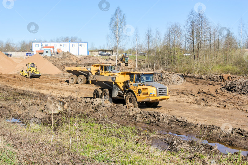 Скачать Трехосные самосвалы за работой. фотосток Ozero