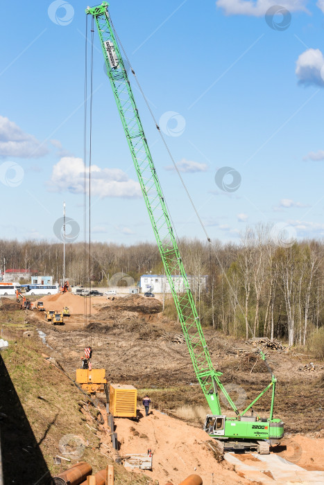 Скачать Самоходный кран на строительной площадке. фотосток Ozero