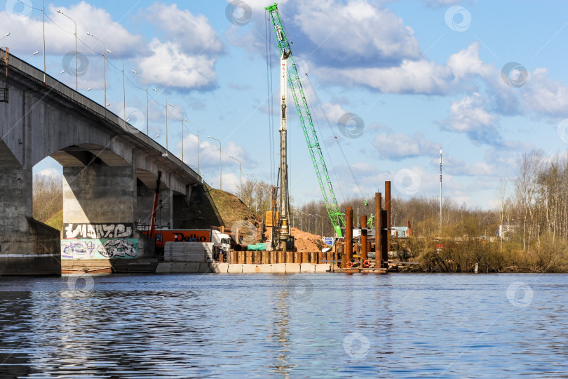 Скачать Специальное оборудование для строительства моста. фотосток Ozero