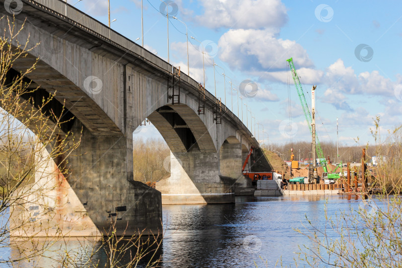 Скачать Начало строительства нового моста через реку. фотосток Ozero