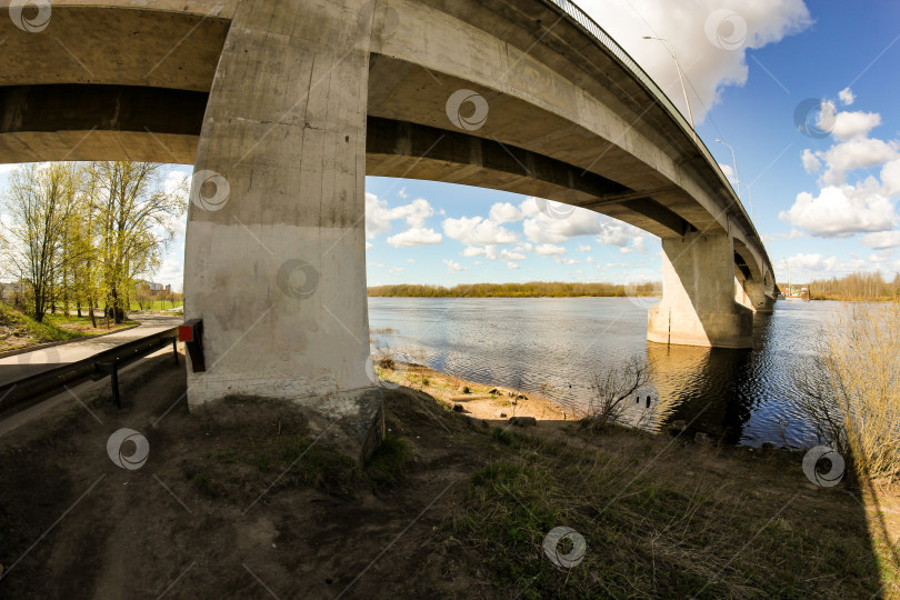 Скачать Бетонная опора автомобильного моста через реку. фотосток Ozero