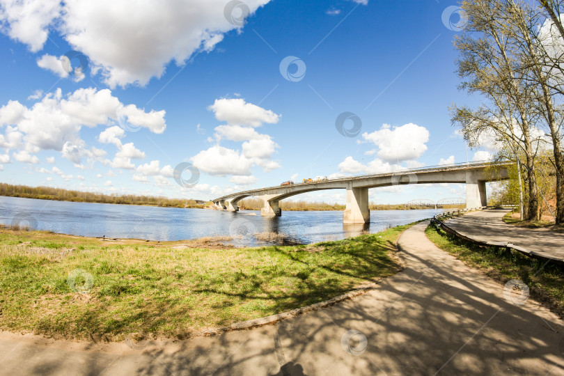 Скачать Транспорт по мосту через реку. фотосток Ozero